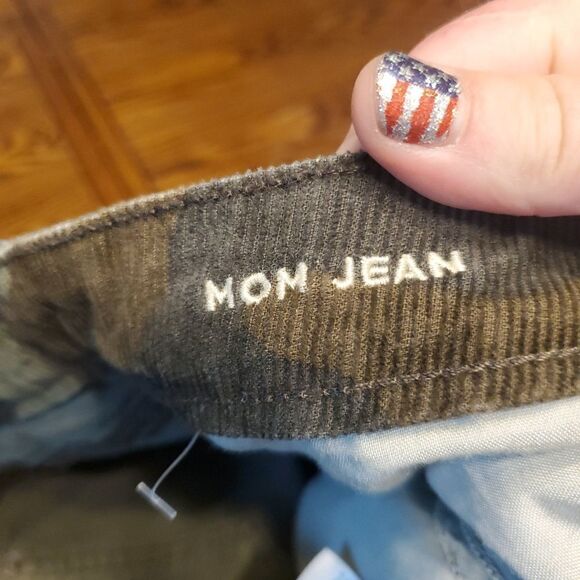 American Eagle Camo corduroy Mom Jean sz 6 - Picture 4 of 6